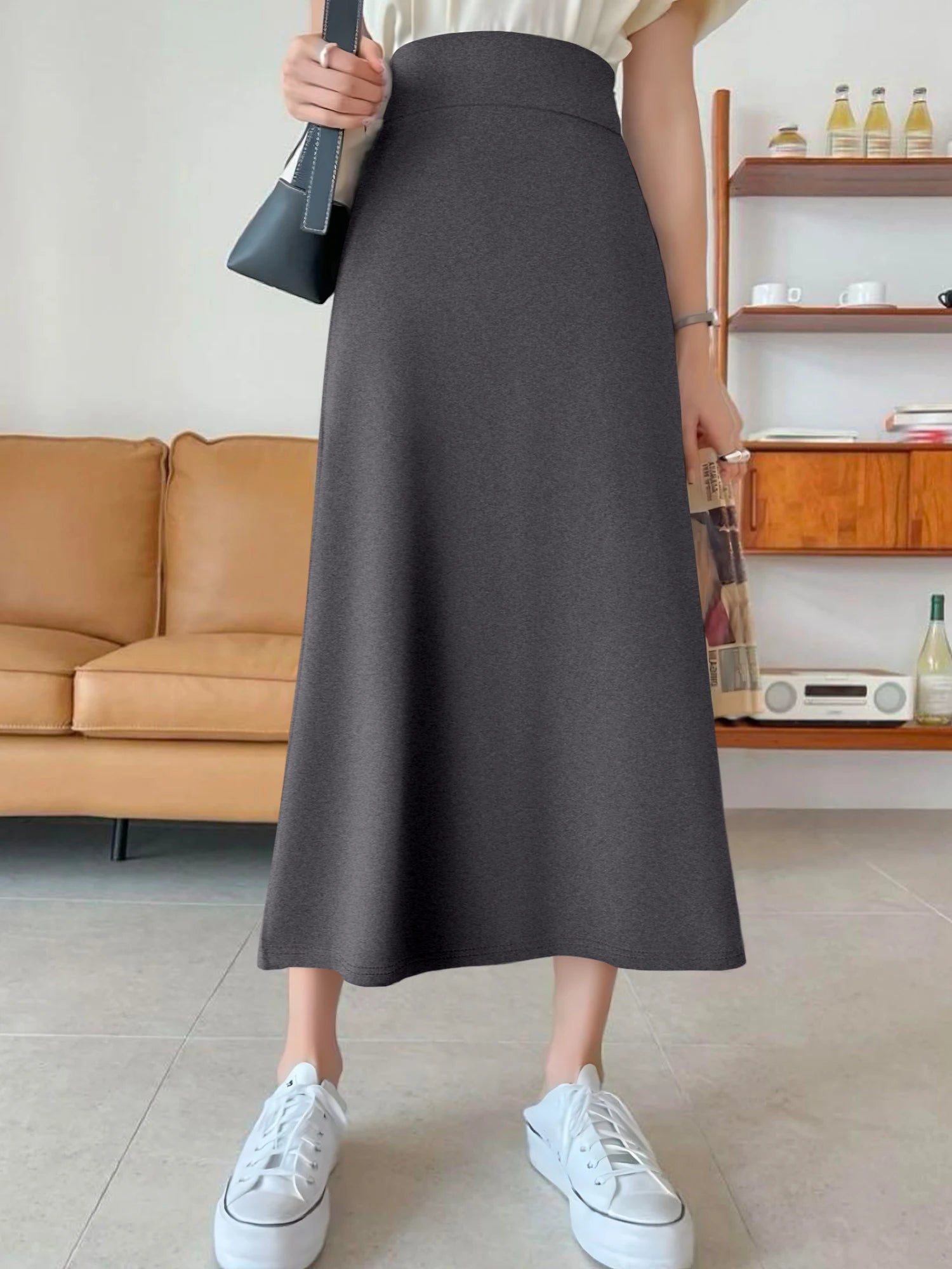 Korean-style solid color mermaid skirt, high-waisted A-line fit to hide the hips, slightly flared hem to show curves, suitable f