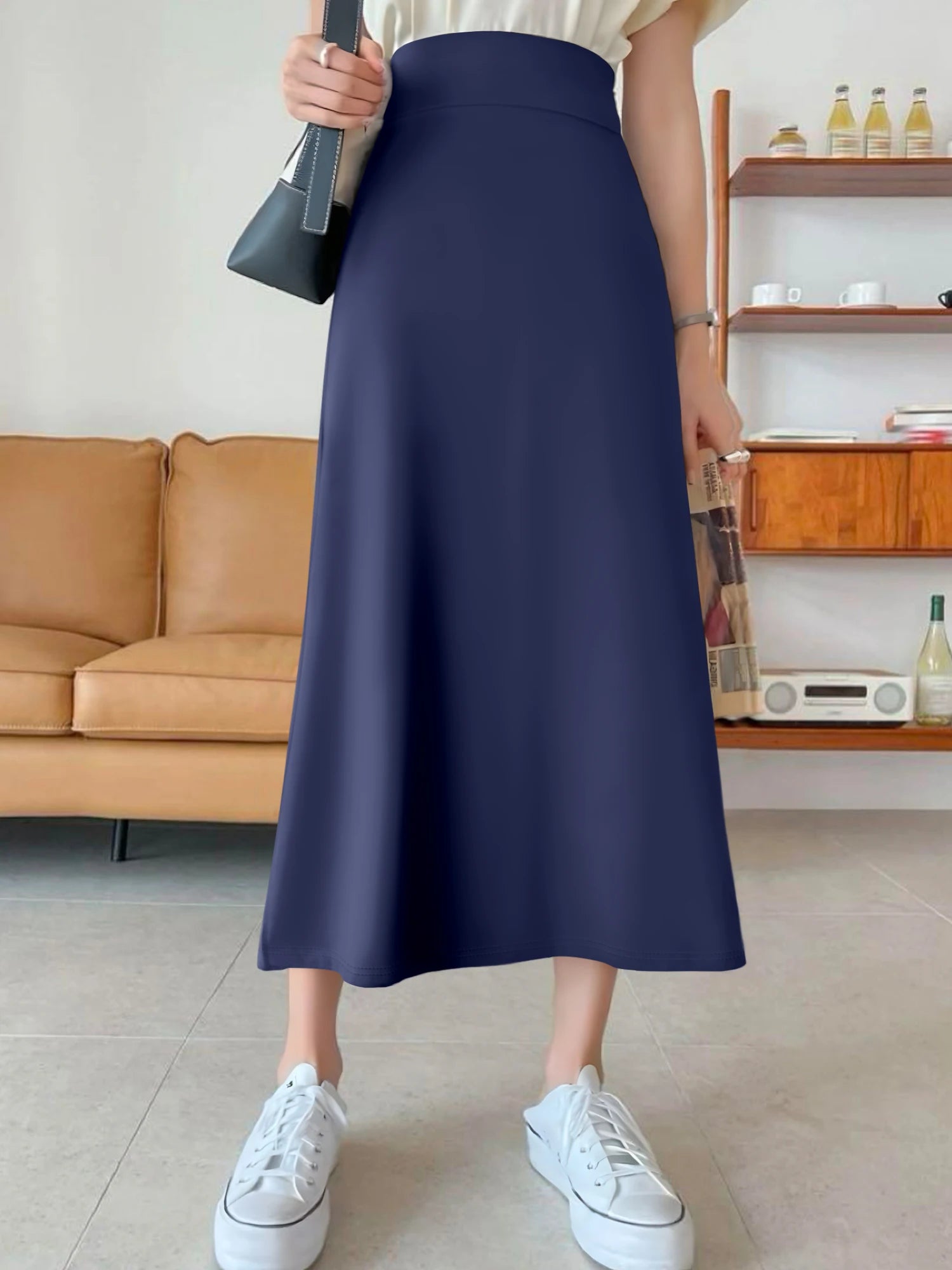 Korean-style solid color mermaid skirt, high-waisted A-line fit to hide the hips, slightly flared hem to show curves, suitable f
