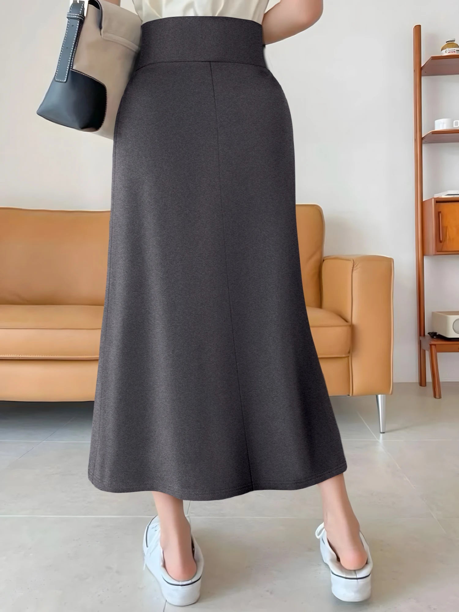 Korean-style solid color mermaid skirt, high-waisted A-line fit to hide the hips, slightly flared hem to show curves, suitable f